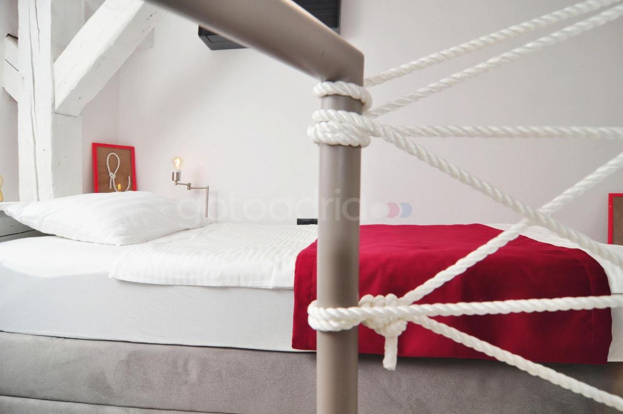 Beachfront Deluxe B&B Макарська Екстер'єр фото