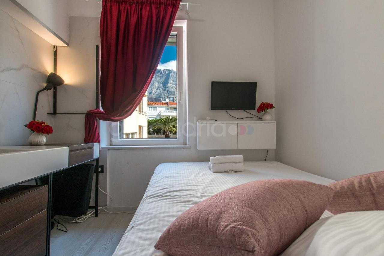 Beachfront Deluxe B&B Макарська Екстер'єр фото