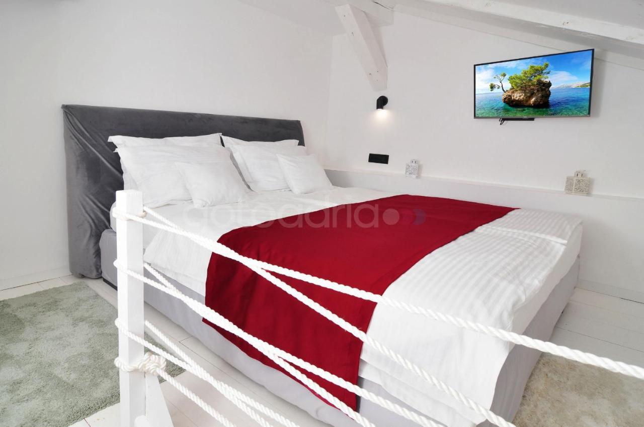 Beachfront Deluxe B&B Макарська Екстер'єр фото