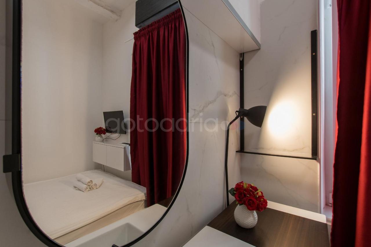 Beachfront Deluxe B&B Макарська Екстер'єр фото